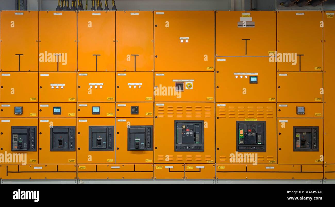 Moderne Niederspannungs-Schaltanlagen und Stromverteilungsschalter, die in einer gewerblichen Industrieanlage für Energiemanagement und Elektri installiert sind Stockfoto