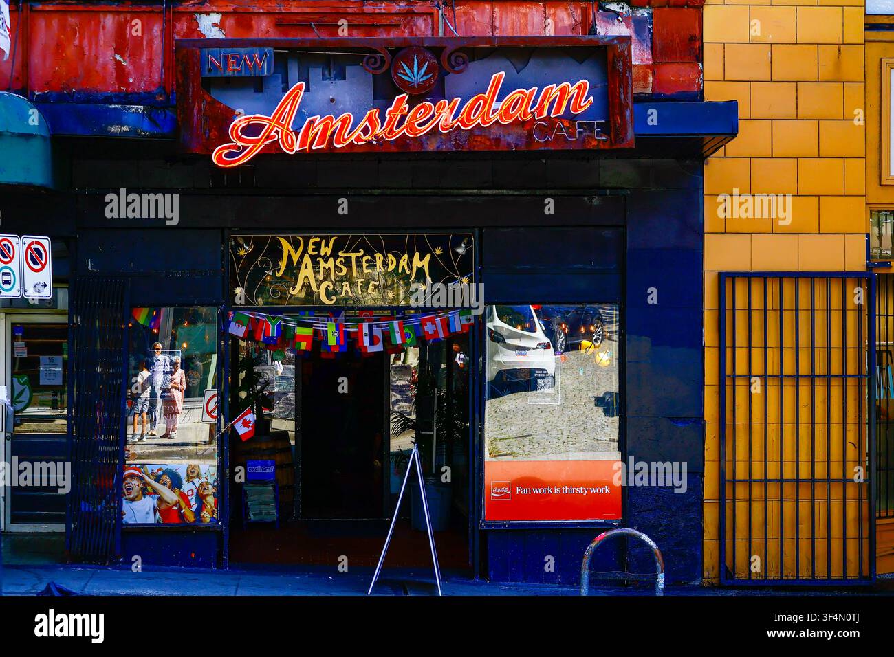 Das New Amsterdam Cafe entlang der West Hastings Street im Zentrum von Vancouver, BC. Stockfoto