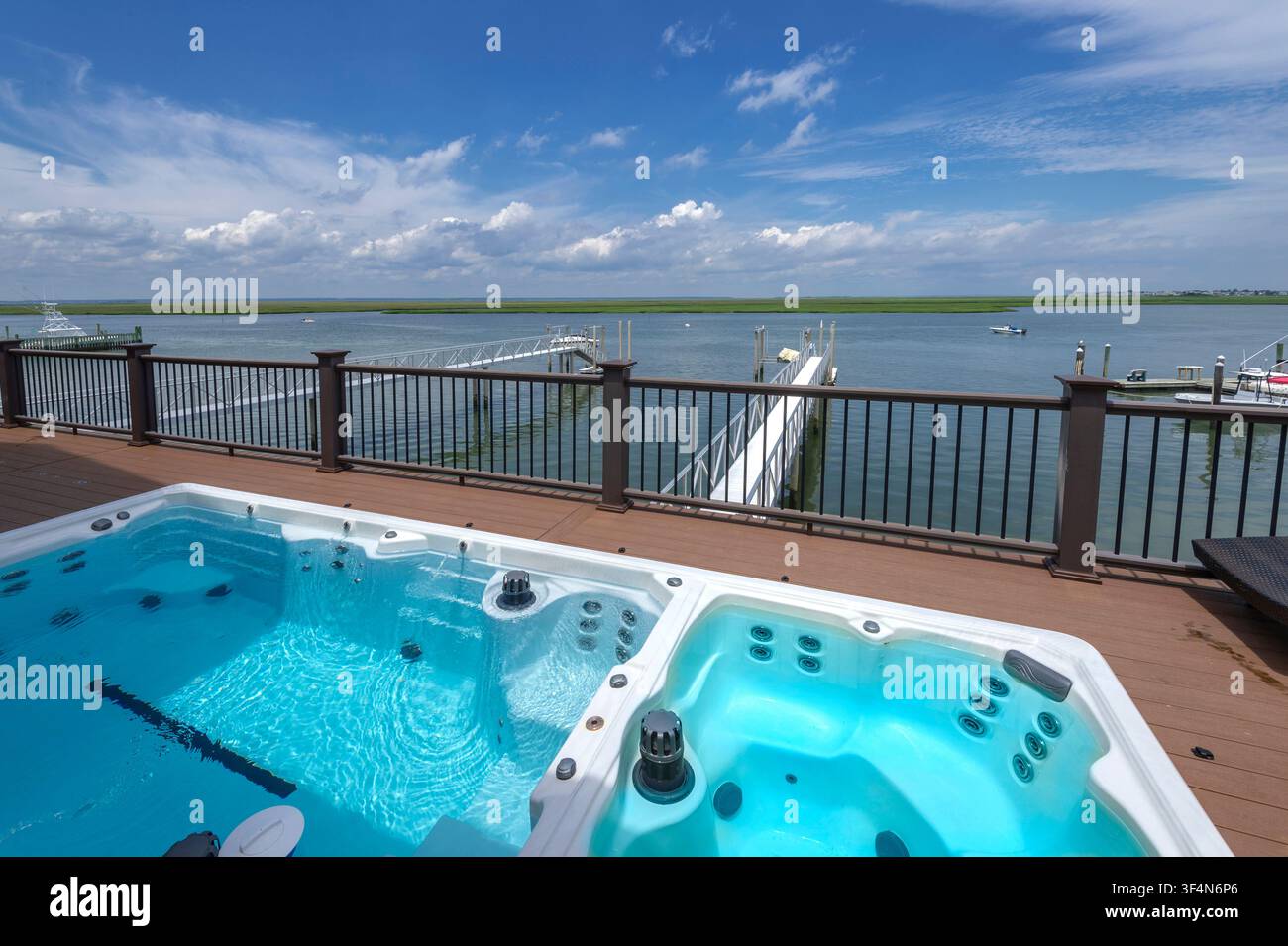 Whirlpool auf der Außenterrasse eines Ferienhaus in New Jersey, USA Stockfoto
