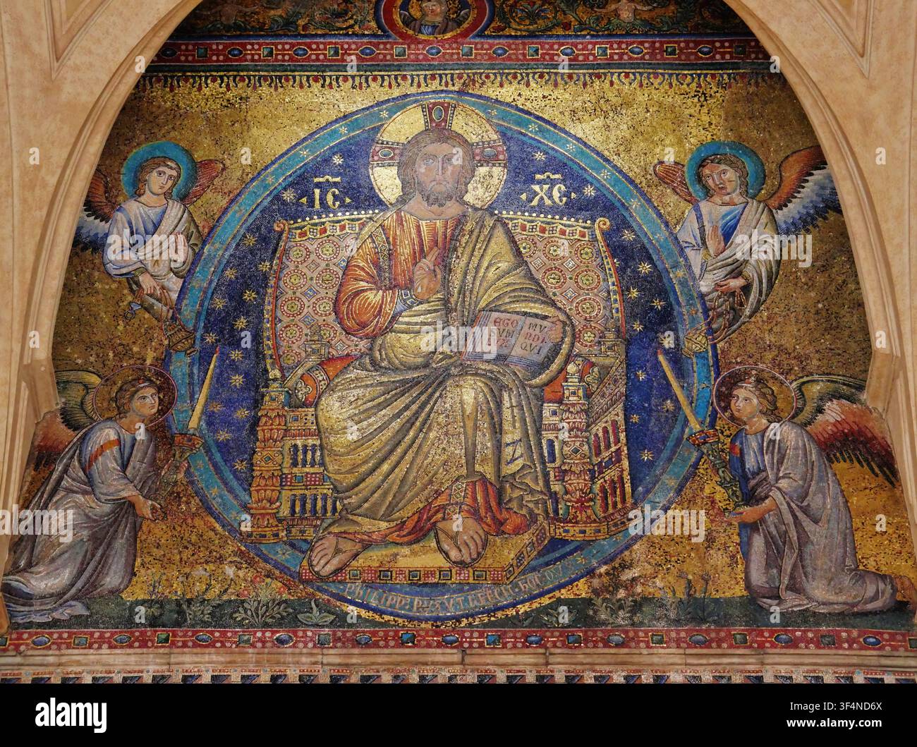 Mosaik der mittelalterlichen Fassade der Gallerie der päpstlichen Basilika Santa Maria Maggiore/Sankt Maria der Großen, Rom, Lazio, Italien, April 2024 Stockfoto