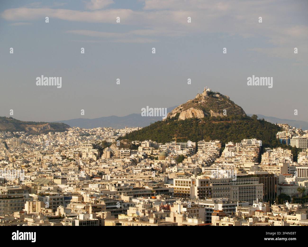 Panoramakblick auf die Stadt Athen mit dem Berg Lykabettus, der sich am Horizont unter einem klaren blauen Himmel in Griechenland abhebt Stockfoto