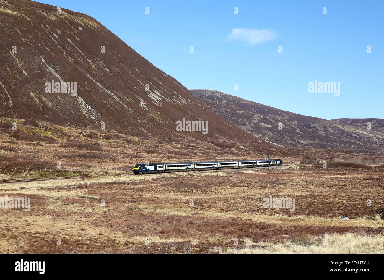 43033 & 43129 über den Drumochter-Gipfel am 23.4.26 mit 1T84 08.42 Inverness nach Glasgow Queen Street . Stockfoto