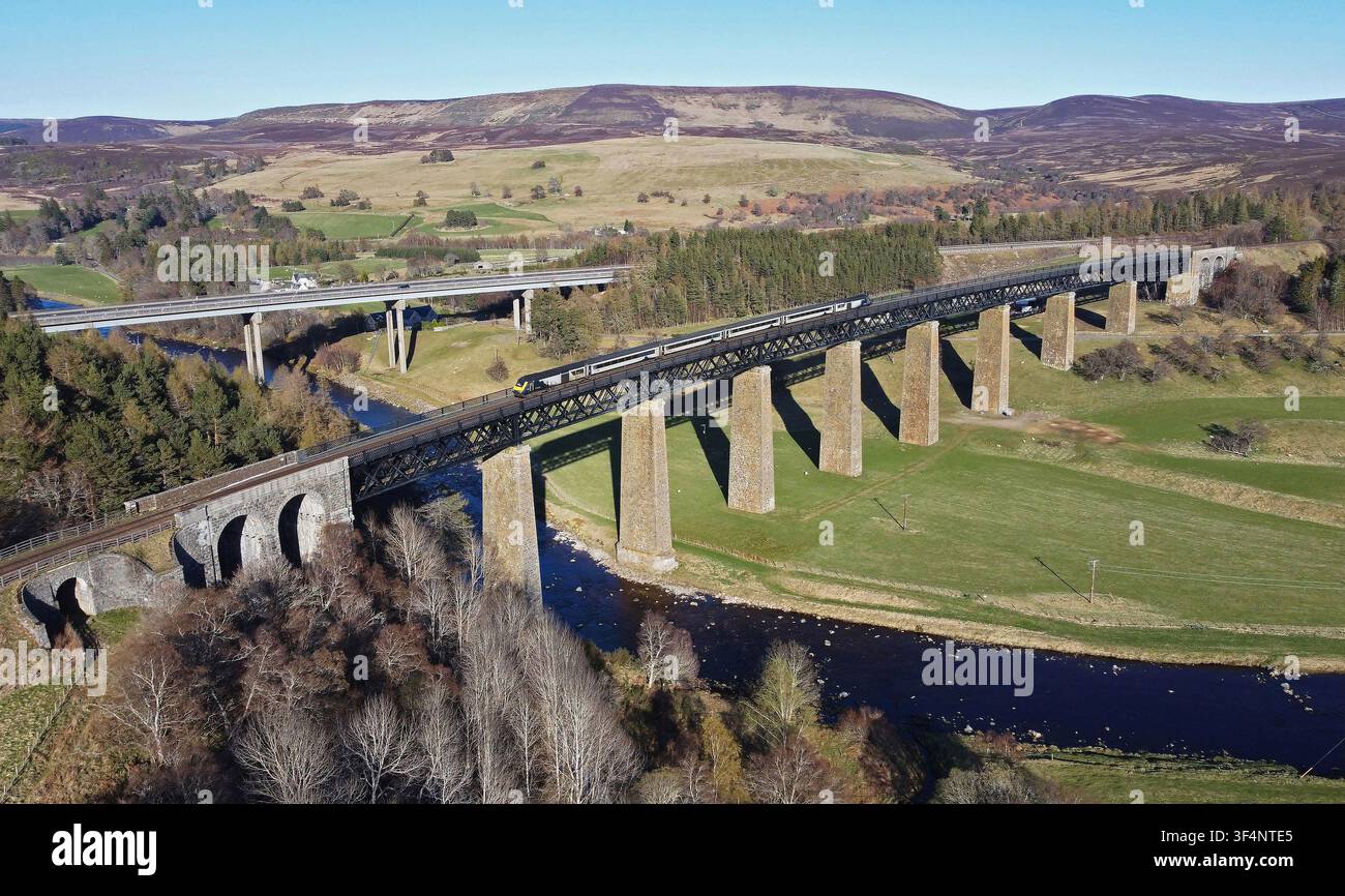 43128 & 43034 über die Findhorn-Viadukt bei Tomatin am 22.4.26 mit 1H21 15.07 Glasgow Queen Street nach Inverness. Stockfoto