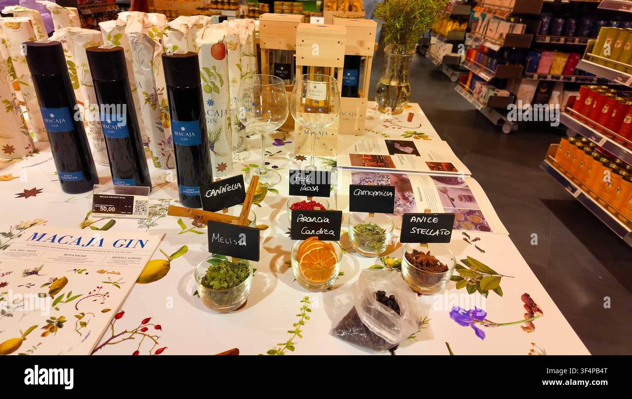 MILAN, ITALIEN - 18. MAI 2024: Eine Gin-Verkostungspremiere mit Ginflaschen, Weingläsern und Glasschalen, die getrocknete botanische Gewürze enthalten. Stockfoto
