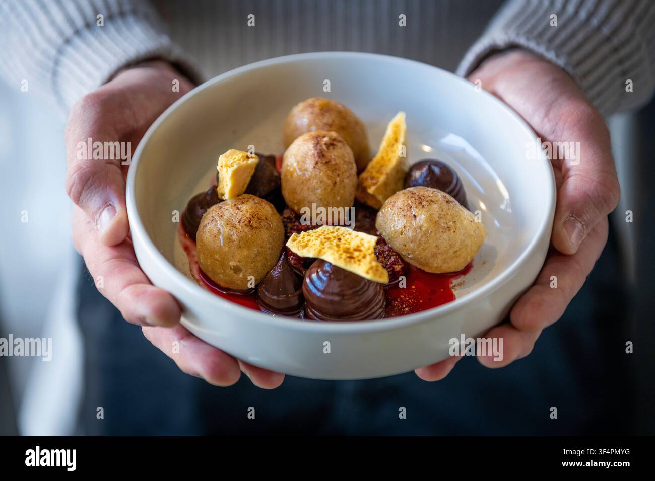 Entzückendes Dessert mit Sorgfalt in einer gemütlichen Café-Atmosphäre gefertigt Stockfoto