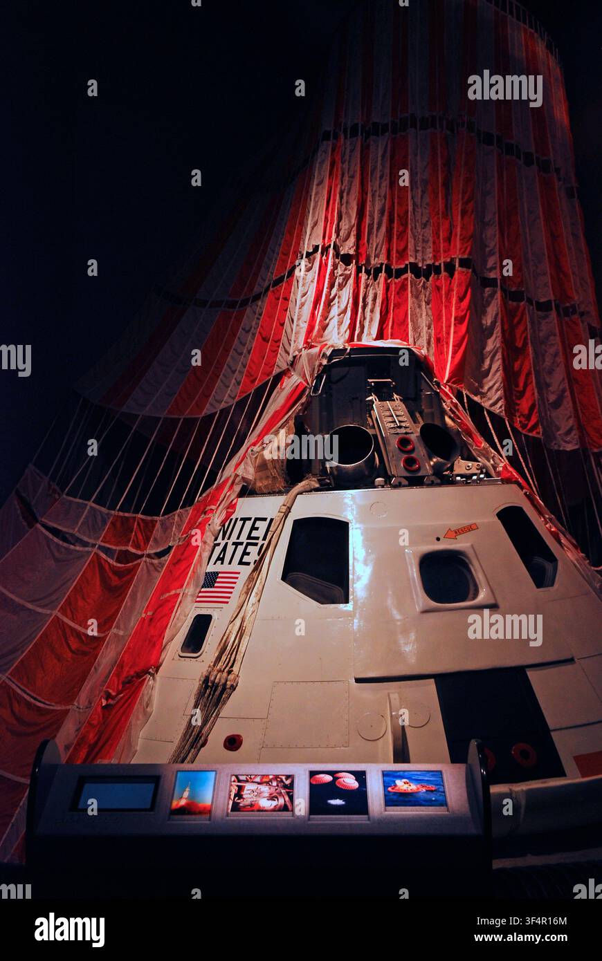 Das Mondmodul und ein Fallschirm sind im Cradle of Aviation Museum in Garden City, New York, ausgestellt Stockfoto