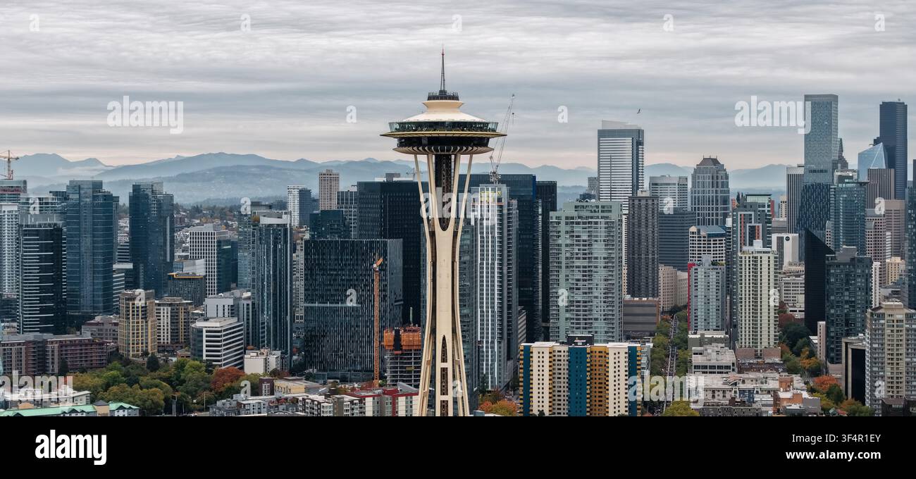Seattle, Vereinigte Staaten - 19. Oktober 2025: Luftaufnahme des Space Needle, der über der modernen Skyline von Seattle aufragt, mit Glas-Hochhäusern, urb Stockfoto