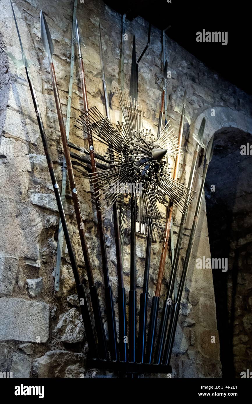 Eine Ausstellung von mittelalterlichen Stangenwaffen und Militärwaffen aus der Royal Armouries-Sammlung im Weißen Turm des Tower of London Stockfoto