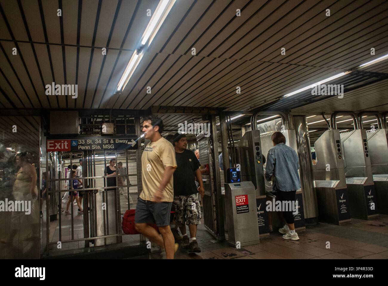 29. Juli 2026, New York City, New York, USA: Während der "Rush Hour" ( 16:30 Uhr bis 18:30 Uhr ), New York City Eastern Standard Time, gehen Menschen durch eine Service-Eingangstür, ohne das erforderliche Fahrgeld zu bezahlen. (Credit Image: © Billy Tompkins/ZUMA Press Wire) NUR FÜR REDAKTIONELLE NUTZUNG! Nicht für KOMMERZIELLE NUTZUNG! Stockfoto