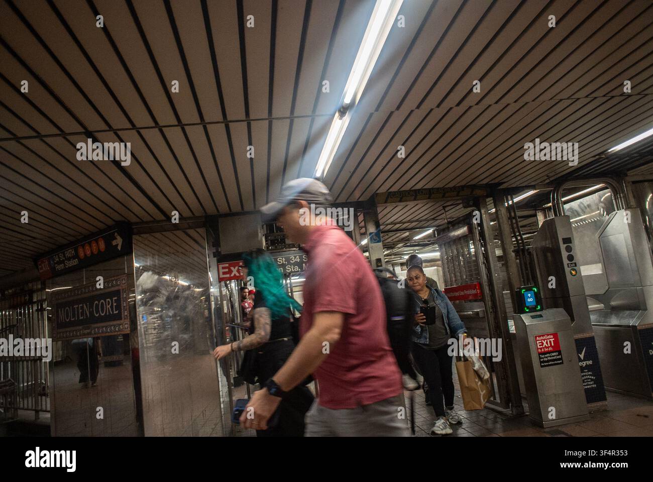 29. Juli 2026, New York City, New York, USA: Während der "Rush Hour" ( 16:30 Uhr bis 18:30 Uhr ), New York City Eastern Standard Time, gehen Menschen durch eine Service-Eingangstür, ohne das erforderliche Fahrgeld zu bezahlen. (Credit Image: © Billy Tompkins/ZUMA Press Wire) NUR FÜR REDAKTIONELLE NUTZUNG! Nicht für KOMMERZIELLE NUTZUNG! Stockfoto