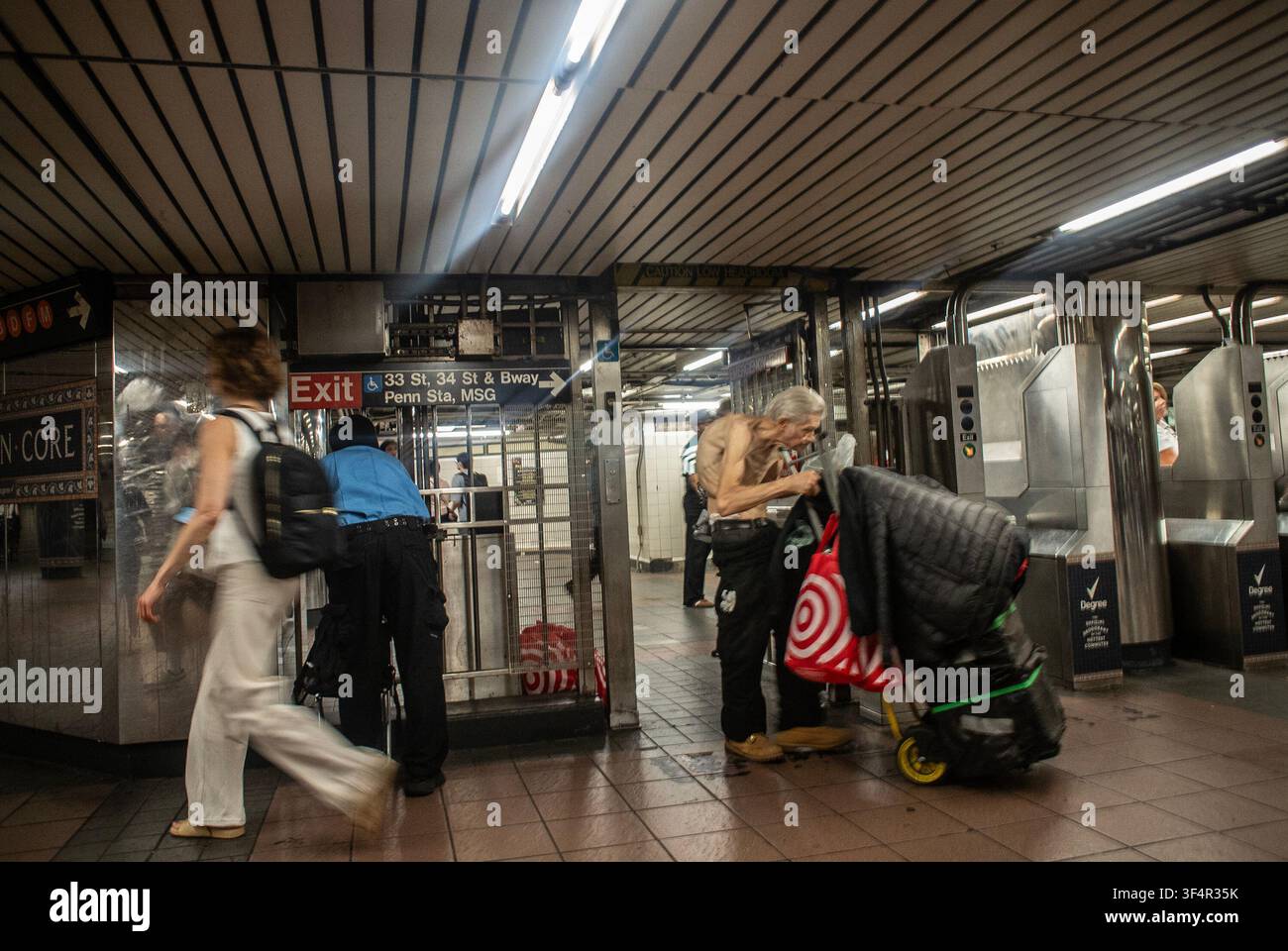 29. Juli 2026, New York City, New York, USA: Während der "Rush Hour" ( 16:30 Uhr bis 18:30 Uhr ), New York City Eastern Standard Time, gehen Menschen durch eine Service-Eingangstür, ohne das erforderliche Fahrgeld zu bezahlen. (Credit Image: © Billy Tompkins/ZUMA Press Wire) NUR FÜR REDAKTIONELLE NUTZUNG! Nicht für KOMMERZIELLE NUTZUNG! Stockfoto