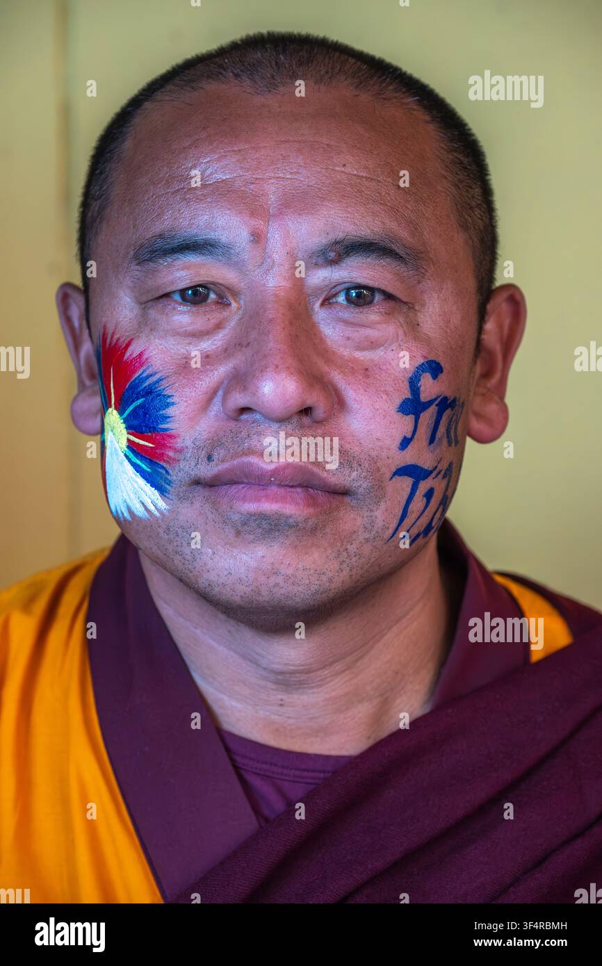 Porträt eines Mönchs mit Gesichtsfarbe zum tibetischen Nationalaufstandstag in Dharamsala, Himachal Pradesh, Indien. Stockfoto
