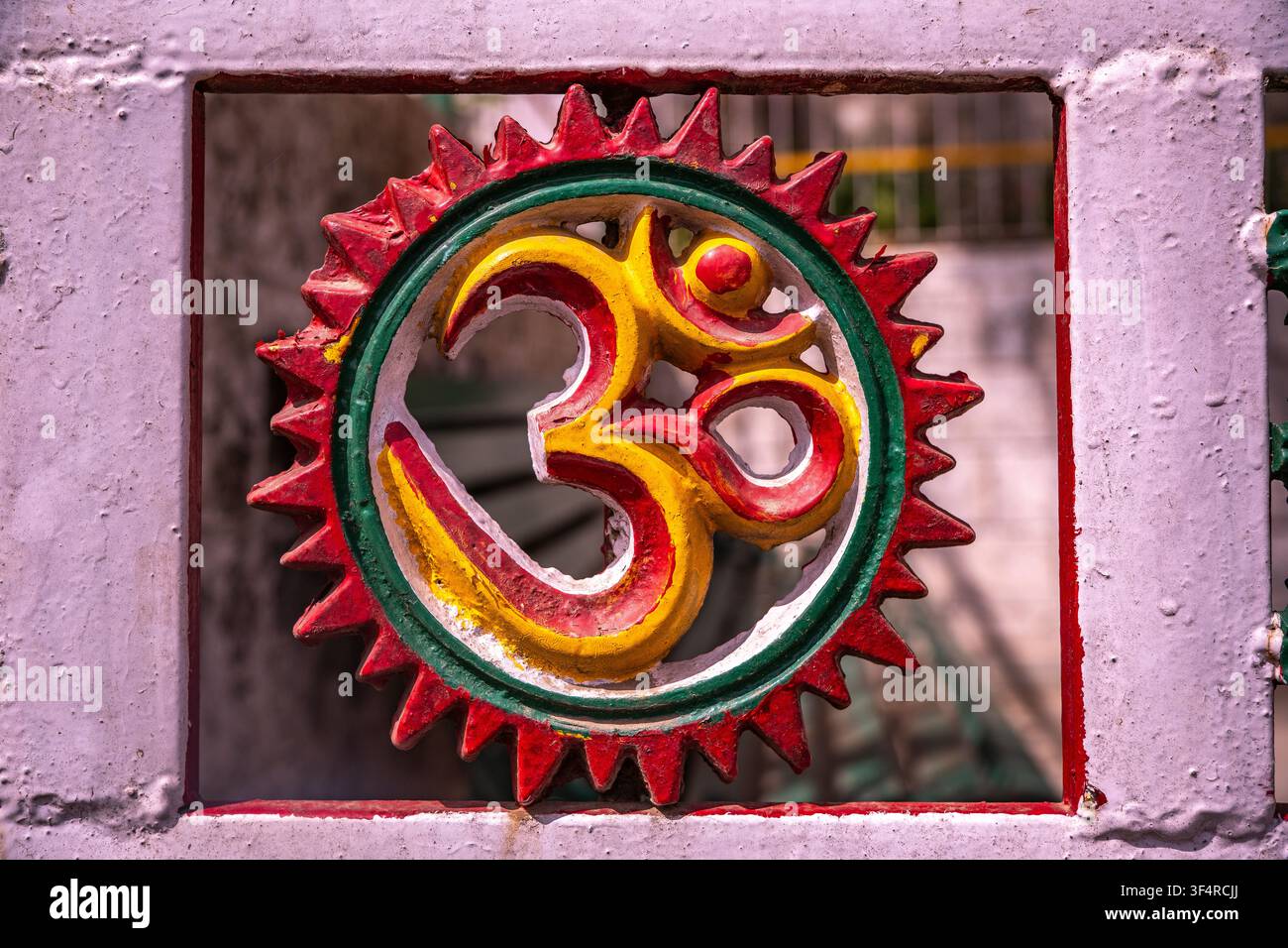 Farbenfrohes hinduistisches Om-Symbol, eine traditionelle Dekoration in Dharamsala, Himachal Pradesh. Stockfoto