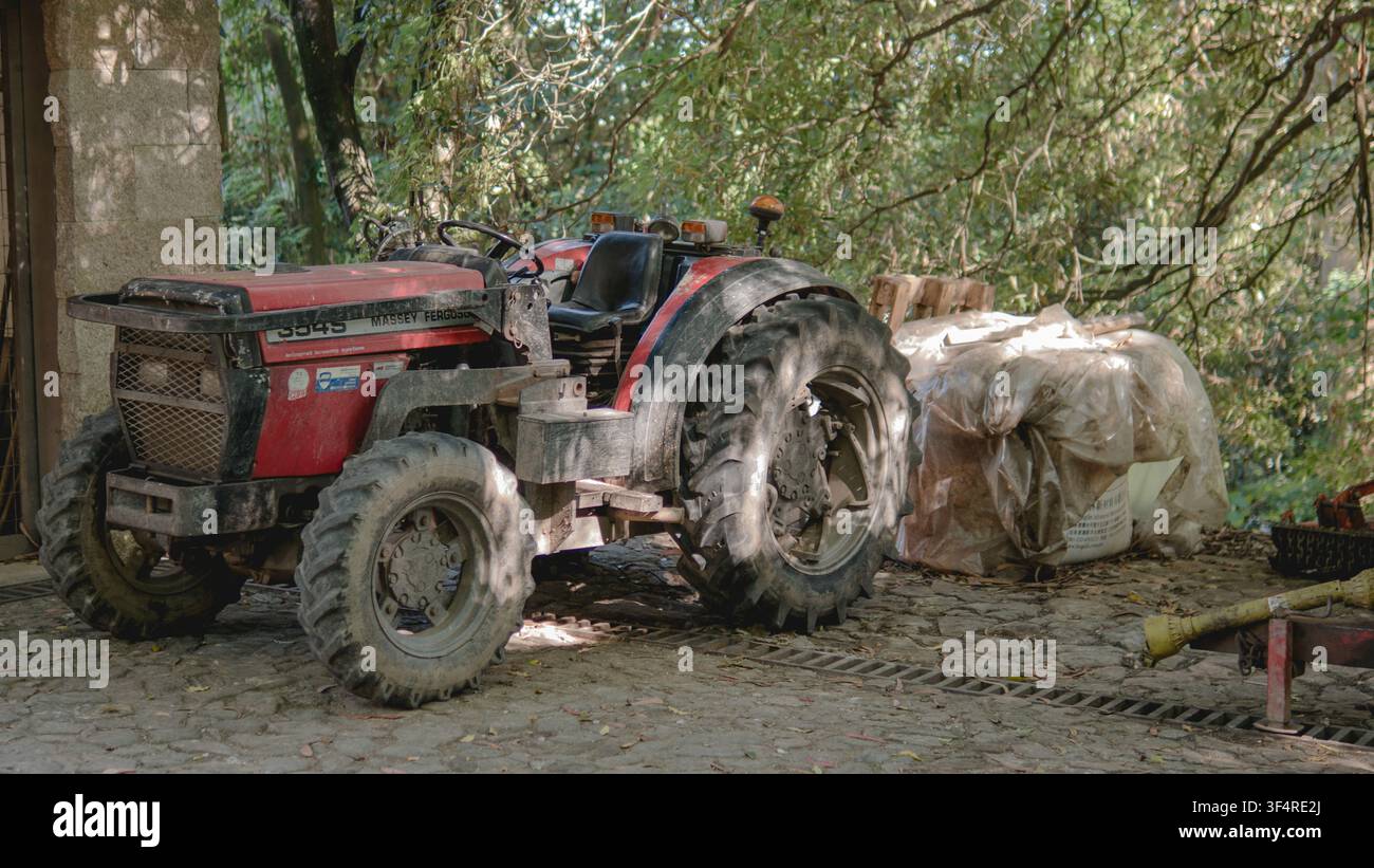 Massey Ferguson 354S Traktor, der in einem kommunalen Park in Porto, Portugal, geparkt ist Stockfoto