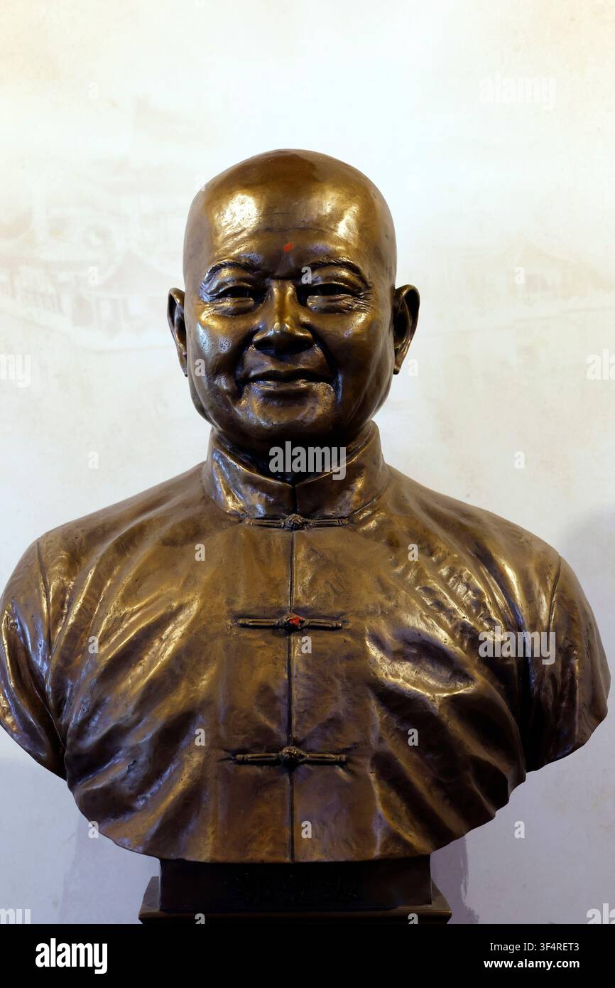 Viharn Sien Chinesischer Tempel. Bronzebüste von Meister Sa-nga, dessen strahlende Gelassenheit die Weisheit eines Mannes widerspiegelt, der Buddhismus, Taoismus und Konfuzianismus vereint Stockfoto
