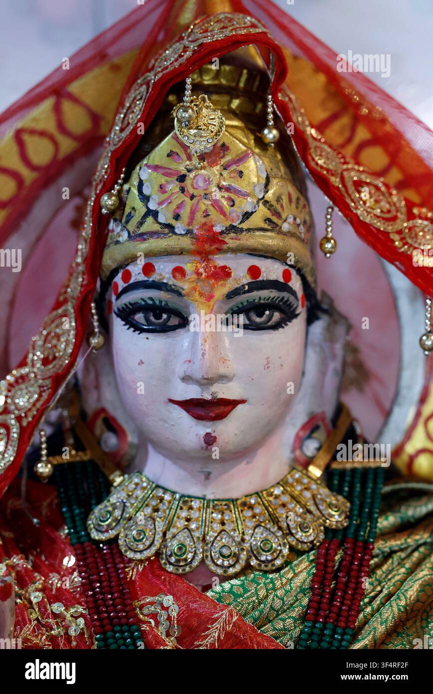 Die hinduistische Göttin Durga, reichlich geschmückt mit Schmuck und bestickten Stoffen. Stockfoto