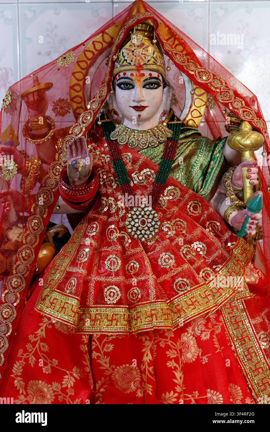 Die hinduistische Göttin Durga, reichlich geschmückt mit Schmuck und bestickten Stoffen. Stockfoto