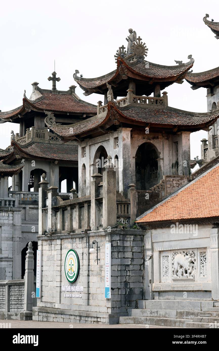 Kathedrale von Phat Diem. Dieser einzigartige religiöse Komplex vereint vietnamesische und europäische architektonische Stile. Die Kathedrale ist ein Symbol des katholischen fait Stockfoto