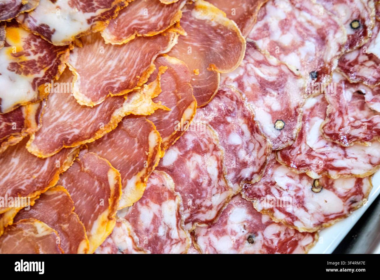 Ansicht von oben eines traditionellen spanischen Charcuterie-Tellers mit sorgfältig angeordneten geschnittenen Cold Cuts Stockfoto
