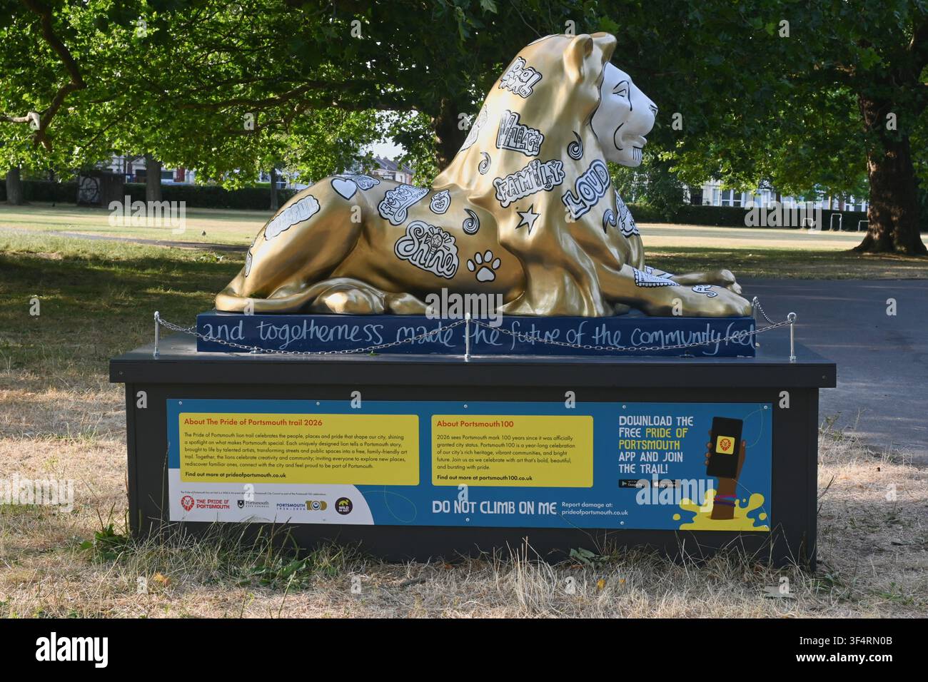 Stolz von Portsmouth Löwenstatue Nummer 11, HOPE, Hearing Other People's Experiences. Located in the grounds of Alexandra park. Juli 2026. Stockfoto