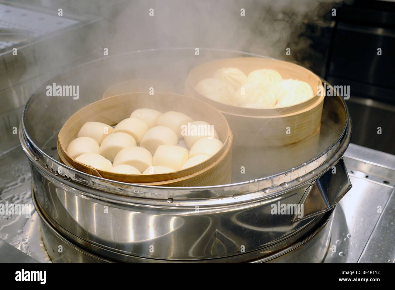Dim Sum in Bambuskörben gedämpft. Diese traditionelle Kochmethode bewahrt den Geschmack und die Textur des Essens. Hoa Lu, Vietnam. Stockfoto