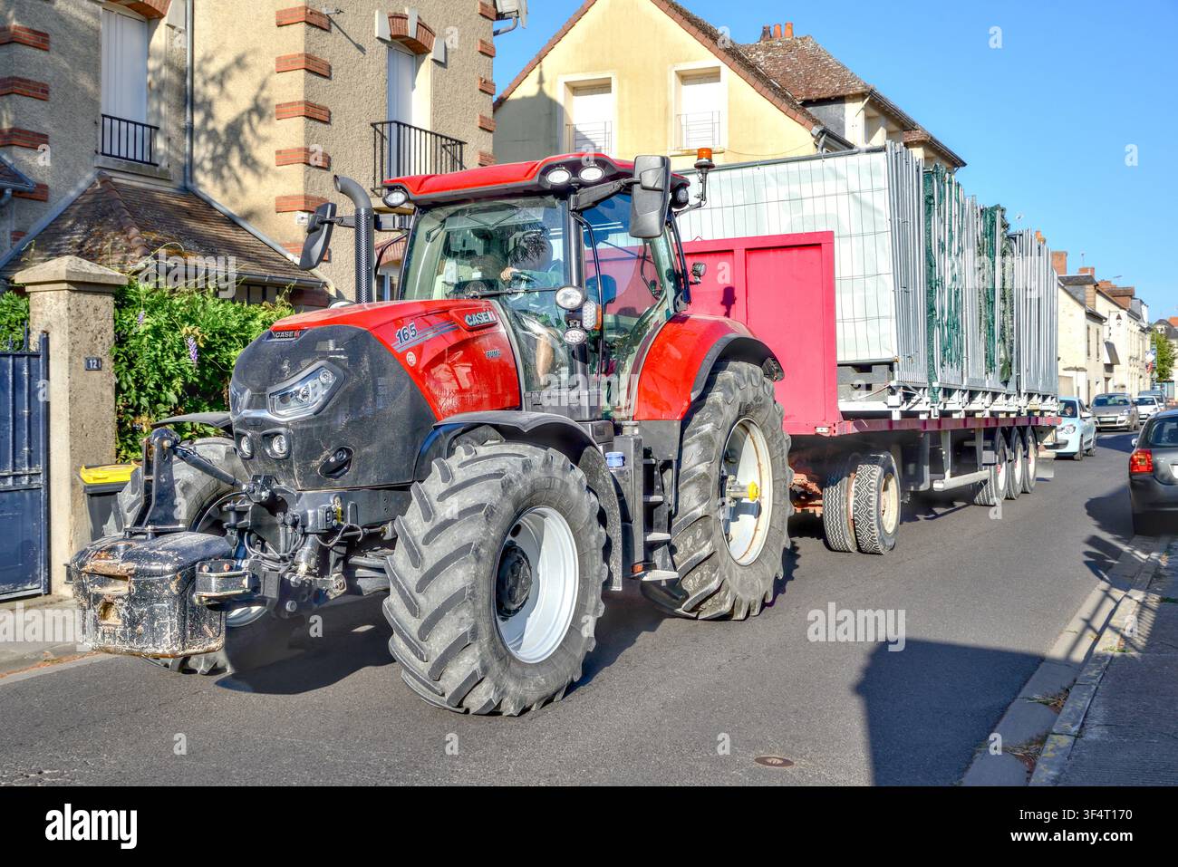 Fall 1H 165 Puma-Traktor mit breiter Ladung von Menschenmassen-Sperrbarrieren auf langem Anhänger - Yzeures-sur-Creuse, Indre-et-Loire (37), Frankreich. Stockfoto