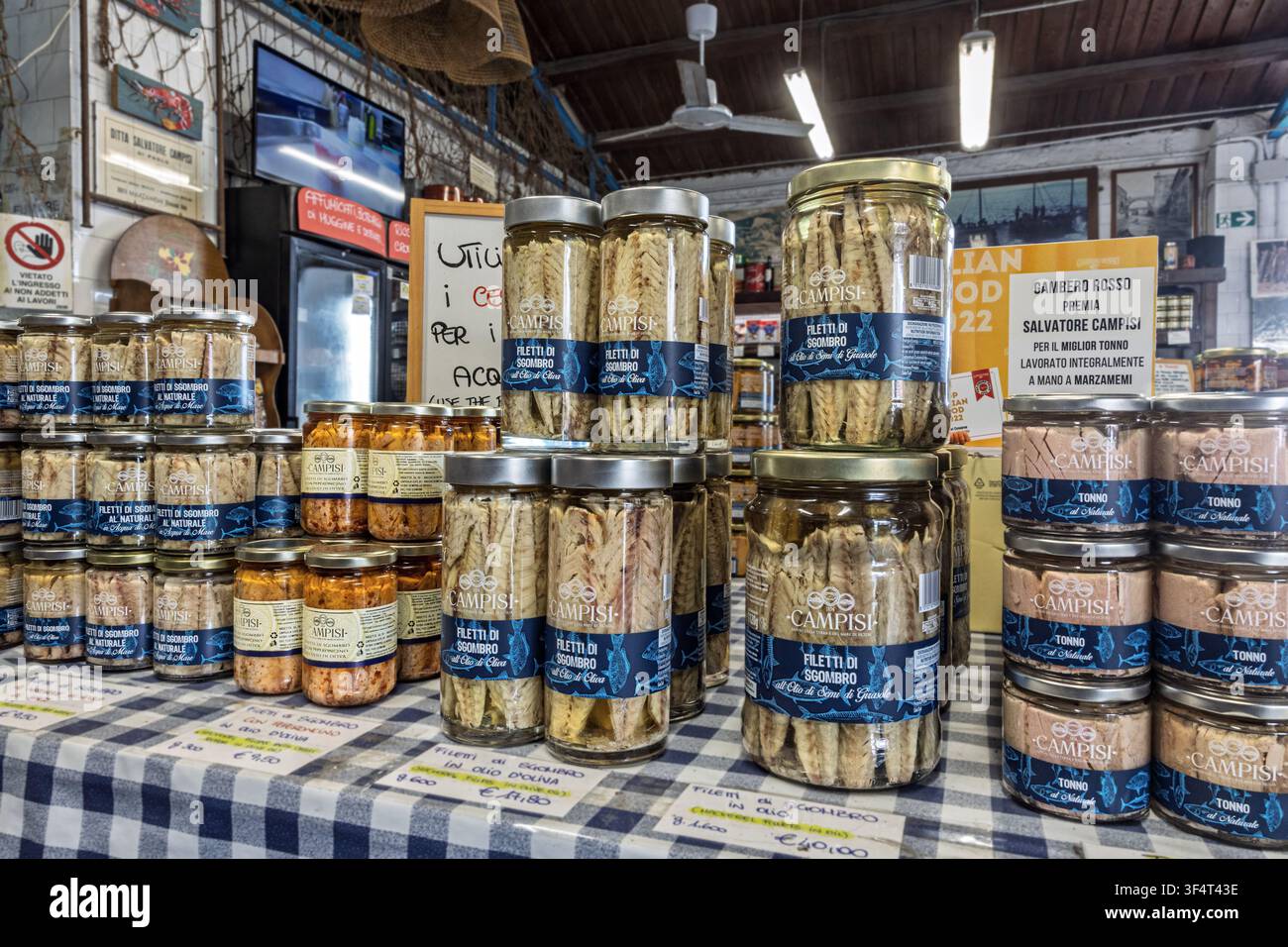 Gläser mit Makrelen- und Thunfischfilets, Campisi-Laden, Marzamemi, Sizilien, Italien. Stockfoto