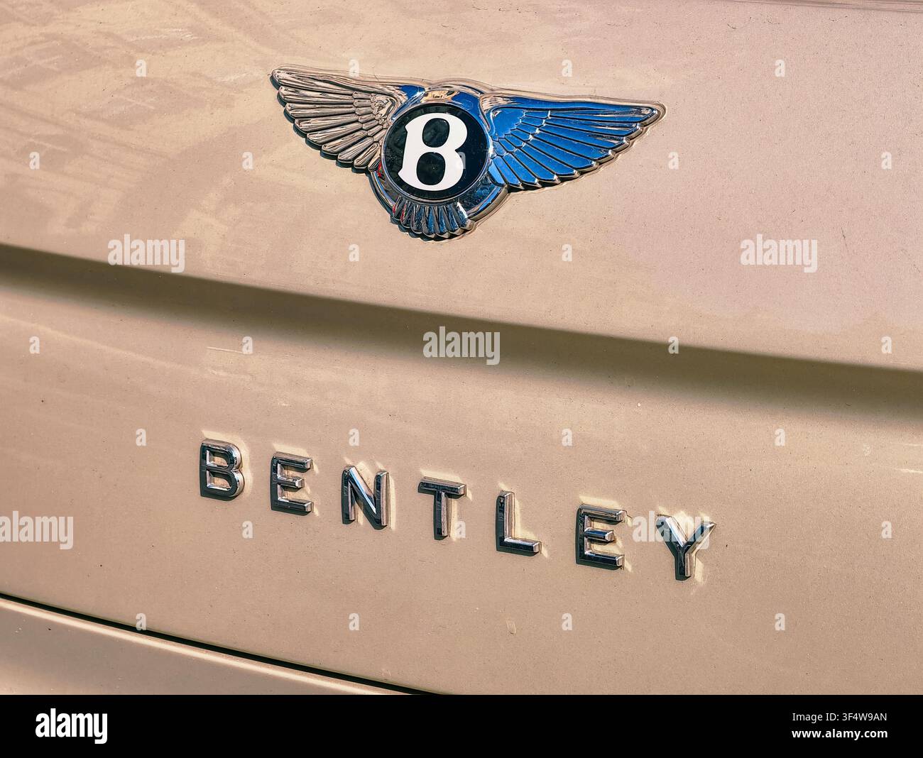 Prag, Tschechische Republik - 30. Juli 2026: Nahaufnahme des hinteren Emblems und des geflügelten B-Logos eines Bentley-Autos, das die Luxusautomarke hervorhebt Stockfoto