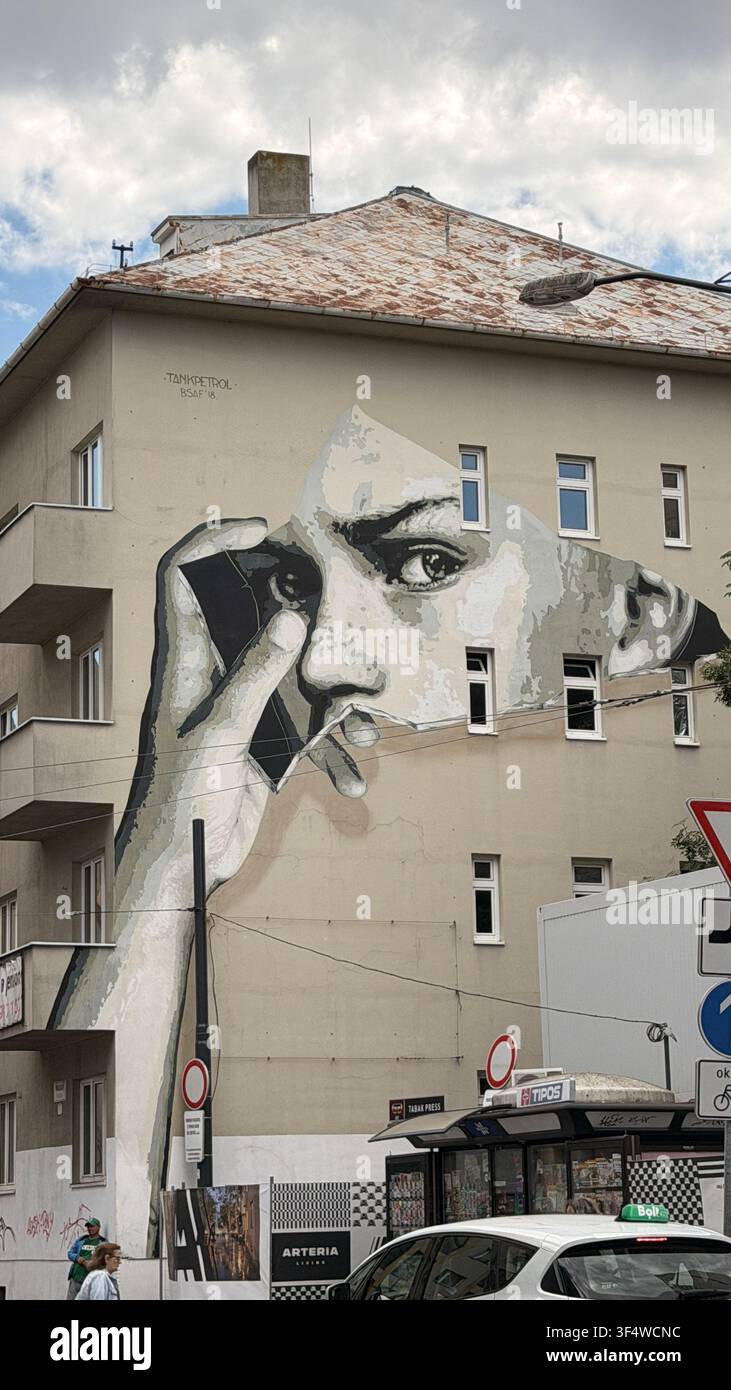 Großes schwarz-weißes Wandgemälde an einem Wohnhaus in der Altstadt von Bratislava, Slowakei - Smartphone-aufgenommenes Stockfoto
