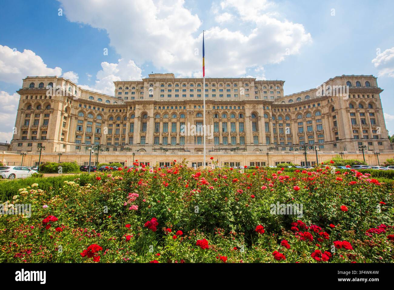 Vorderfassade des Parlamentsgebäudes mit blühendem rotem Rosengarten in Bukarest, Rumänien Stockfoto