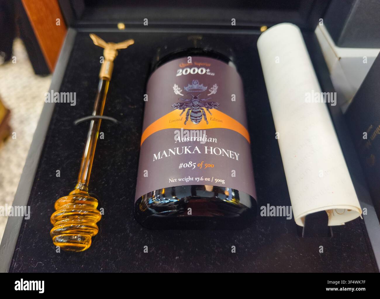Ultra-premium Biosota Organics Premium Australian Manuka Honey MGO 2000+, präsentiert in einer luxuriösen Geschenkschachtel, auf einem Regal im dtore Stockfoto
