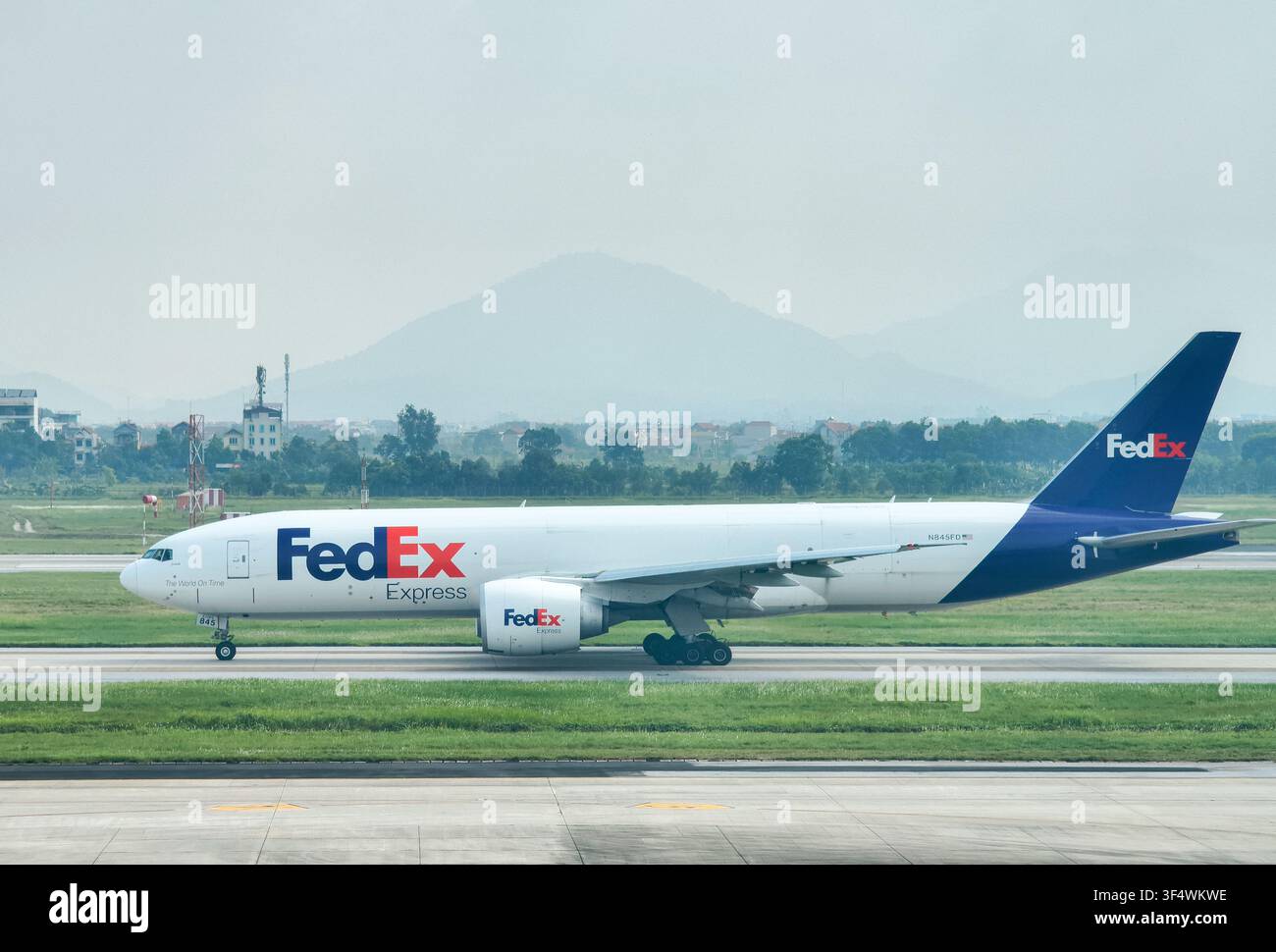 Boeing 777 Frachtflugzeug (777F) von FedEx Express am internationalen Flughafen Hanoi, Vietnam Stockfoto
