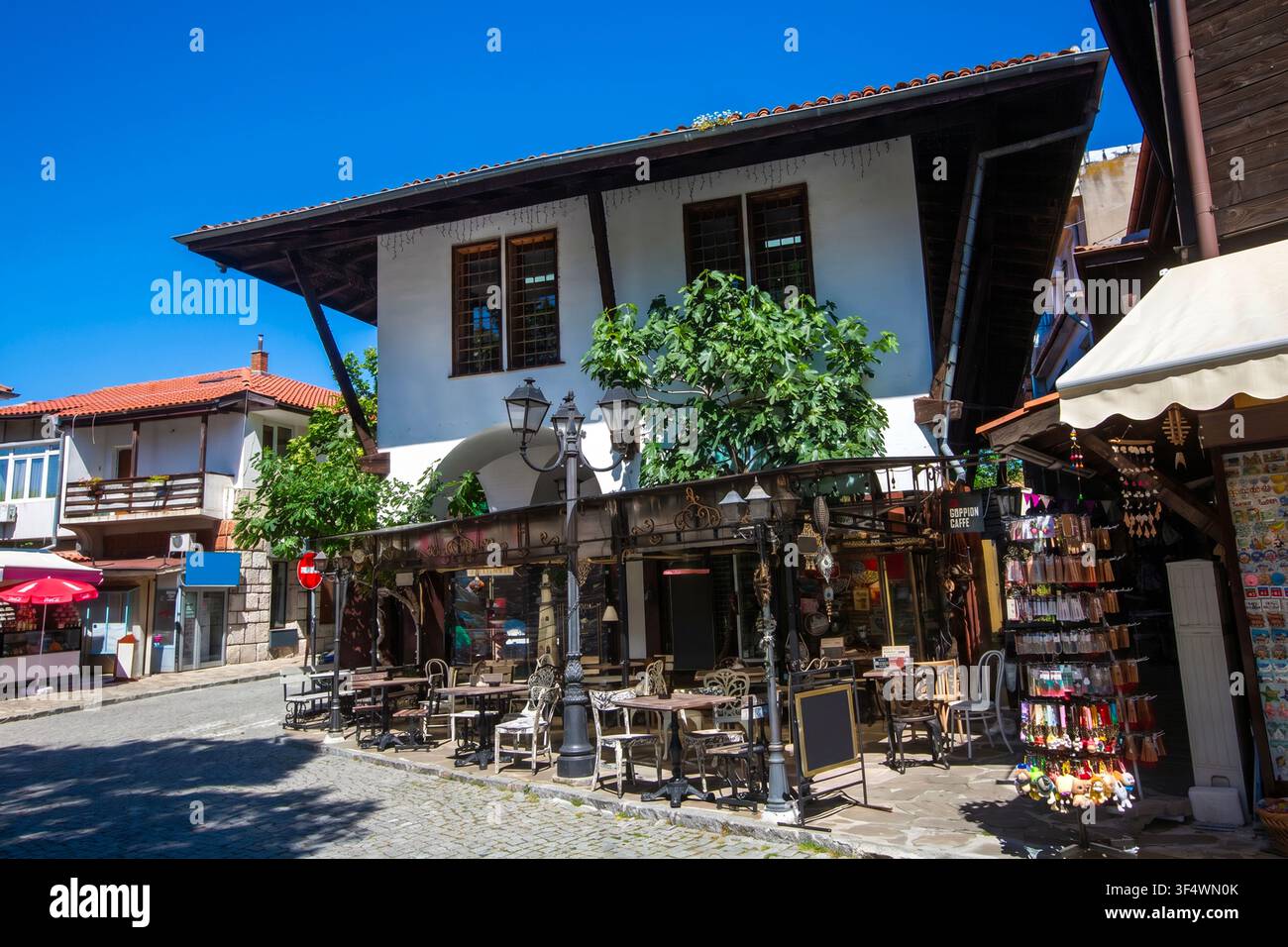 Traditionelle Architektur und gemütliches Straßencafé mit Souvenirladen in der Altstadt von Nesebar, Bulgarien Stockfoto