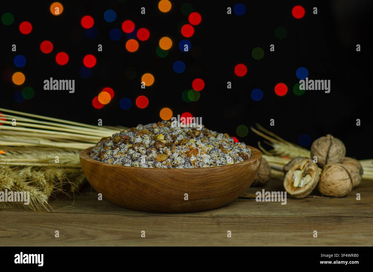 Ländliche Szene mit Weihnachtsessen Kutya. Der unscharfe Hintergrund ermöglicht ein klares Layout für saisonale Themen. Tisch mit traditionellen ukrainischen Gerichten Stockfoto