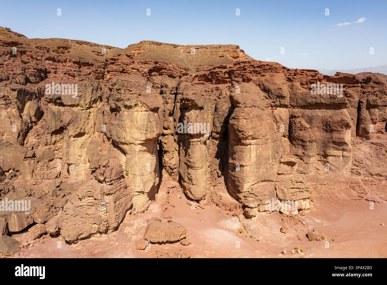 Luftaufnahme der dramatischen roten Sandsteinklippen und der rauen Wüstenlandschaft des Timna-Parks in Eilat, Südbezirk, Israel. Stockfoto