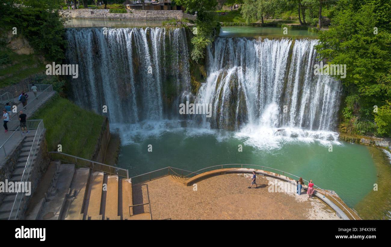 Luftbild des schönen Pliva-Wasserfalls mit Touristen in Jajce, Bosnien und Herzegowina Stockfoto