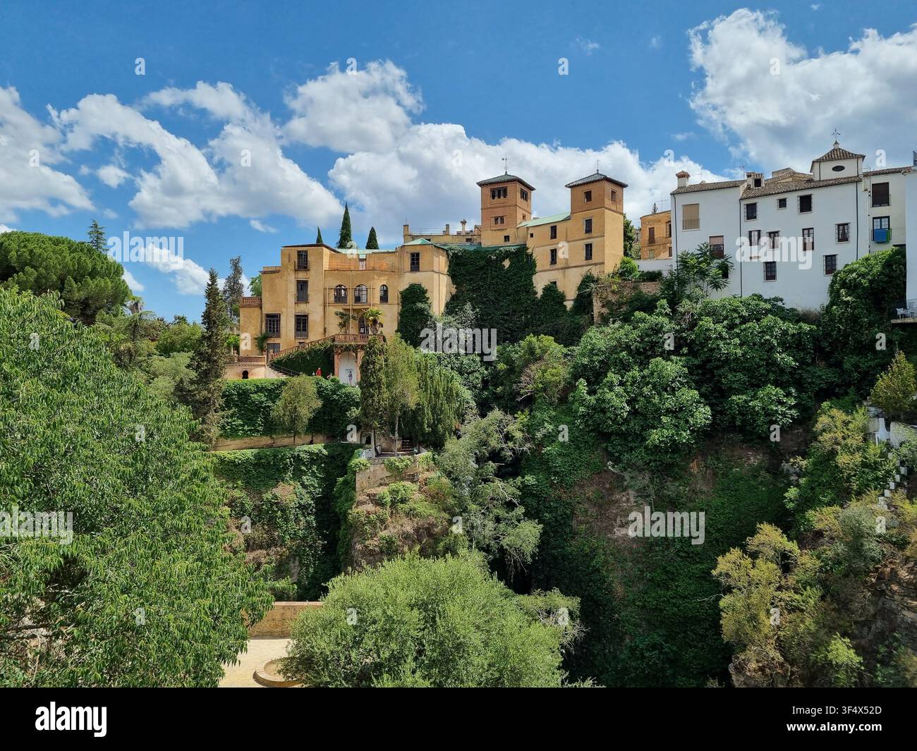 Historisches Herrenhaus mit Türmen am Rand der Schlucht El Tajo in Ronda, Spanien - Smartphone-aufgenommenes Stockfoto
