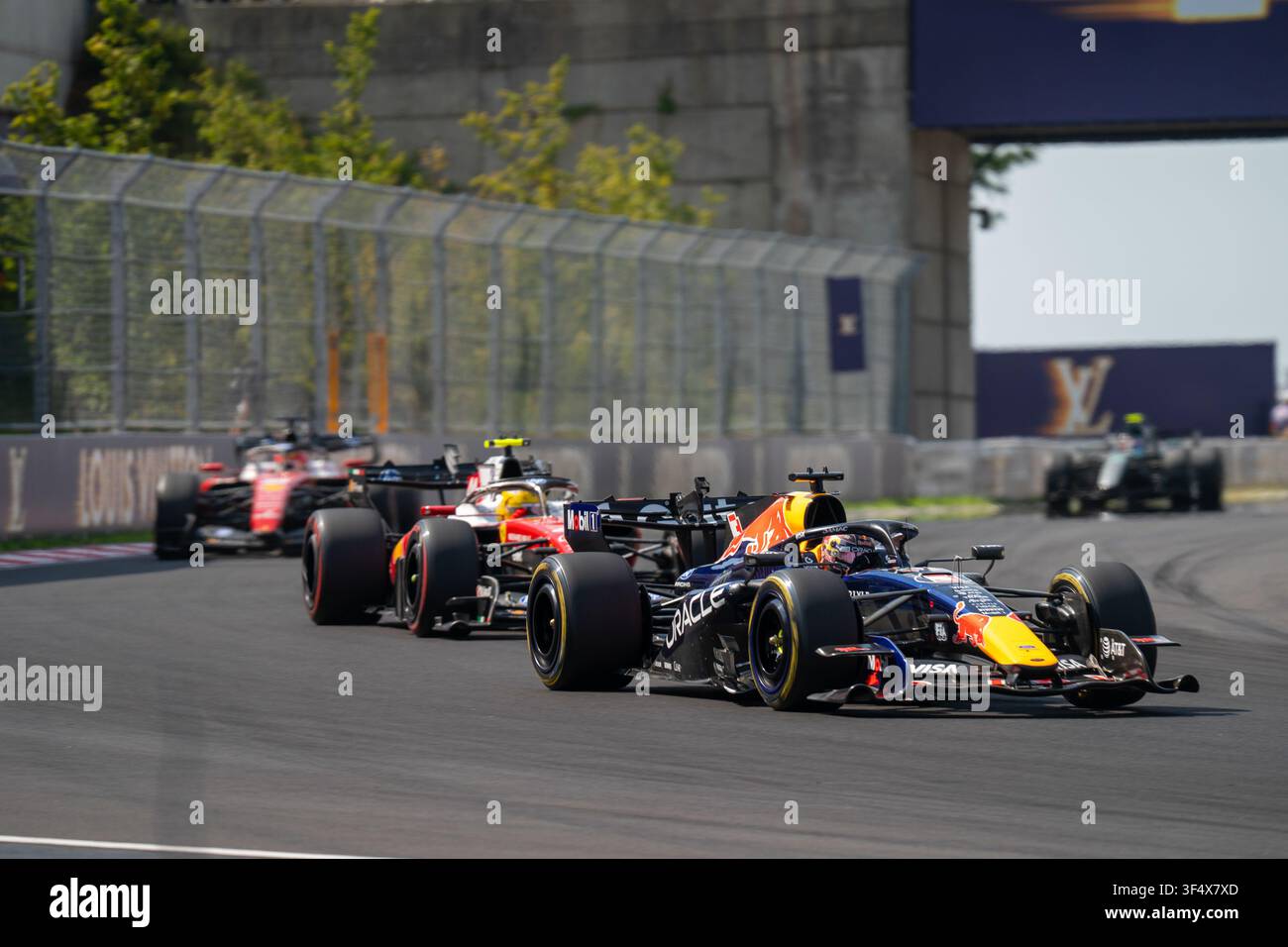 Formel 1 AWS Ungarischer Grand Prix 2026 - Sonntag, 26. Juli - Rennen - #3 Max Verstappen (NED) - Oracle Red Bull Racing führt vor #44 Lewis Hamilton ( Stockfoto