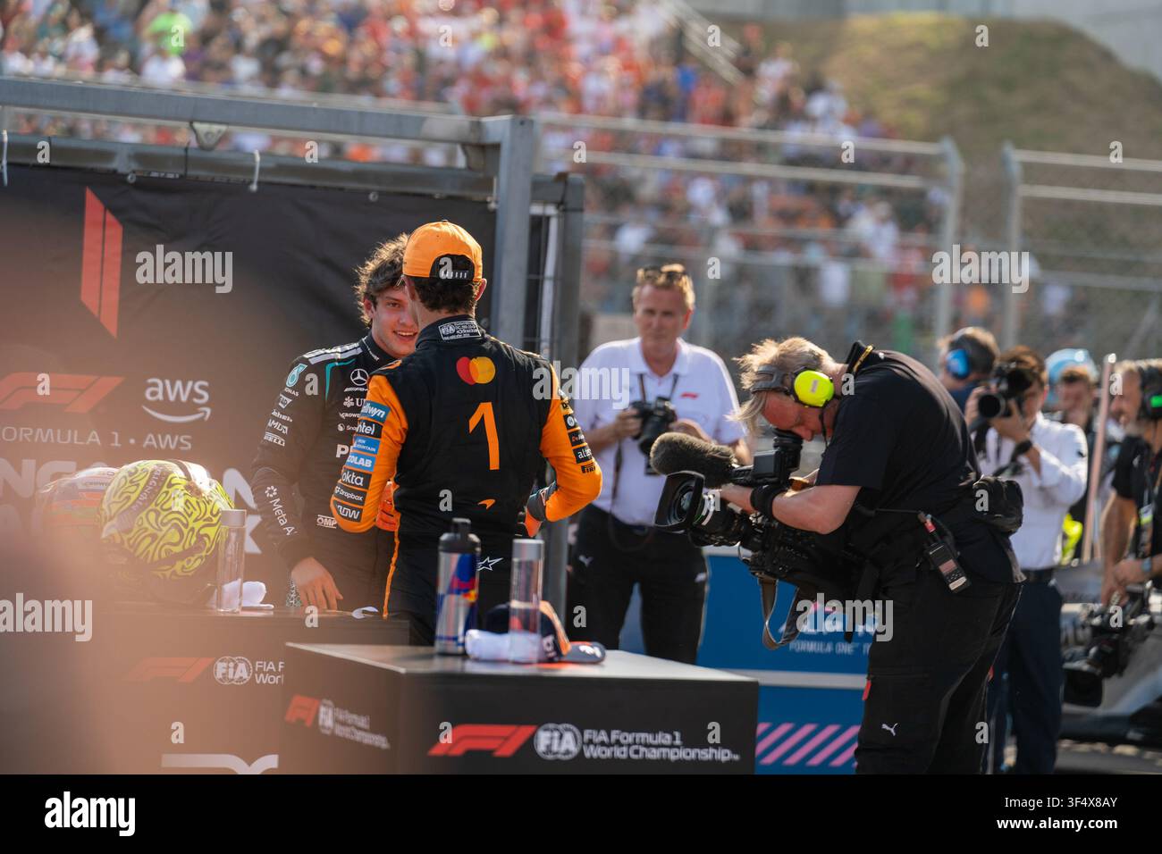 Formel 1 AWS Ungarischer Grand Prix 2026 - Sonntag, 26. Juli - Rennen - Nach dem Rennen Feiern - #12 Kimi Antonelli (ITA) (L) - Mercedes-AMG PETRONAS Form Stockfoto
