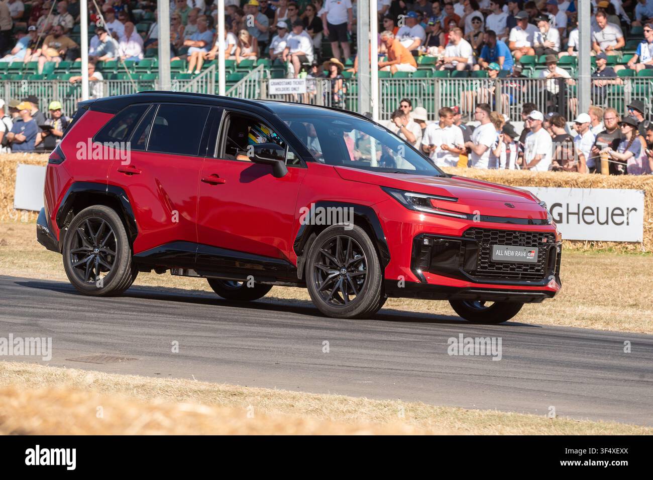 2026 Toyota RAV4 GR Sport Kompakt-SUV, der die Hügelauftriebsstrecke beim Goodwood Festival of Speed 2026 Motorsports-Event fährt Stockfoto