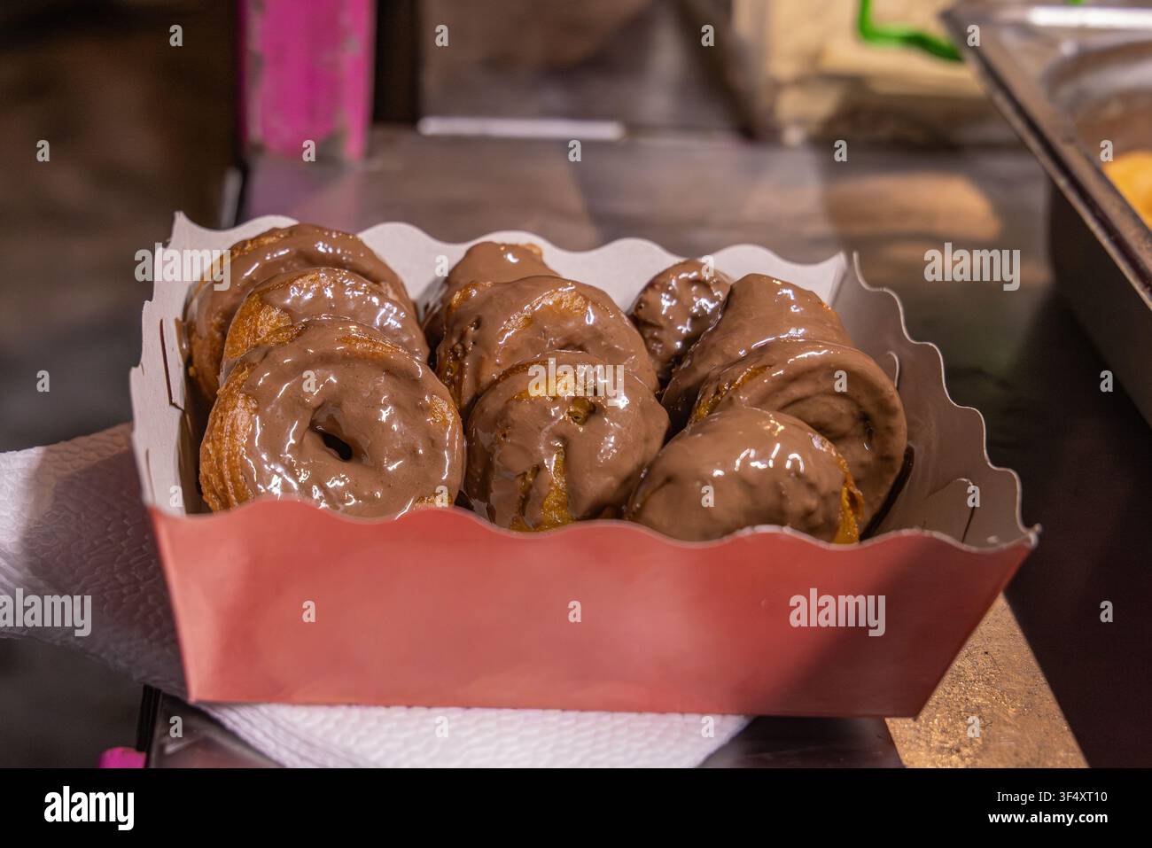 Kosharevo, Pernik, Bulgarien. Glasierte Donuts auf dem Surva-Fest. Stockfoto