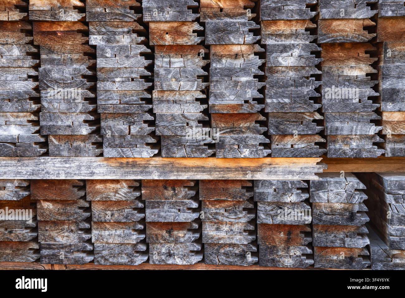 Kocherinovo, Kyustendil, Bulgarien. 12. Januar 2026. Stapel von recyceltem Zungen- und Nut-Furnierschindeln in einem Schrottplatz. Stockfoto