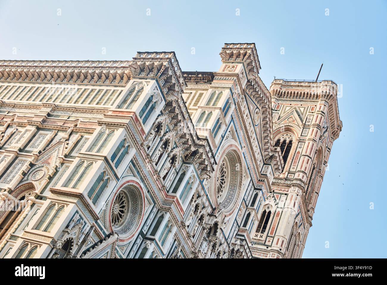 Florenz, Italien - Mai 2026: Verschlungene Marmorfassade der Santa Maria del Fiore Kathedrale und des Giotto-Kampanils Stockfoto