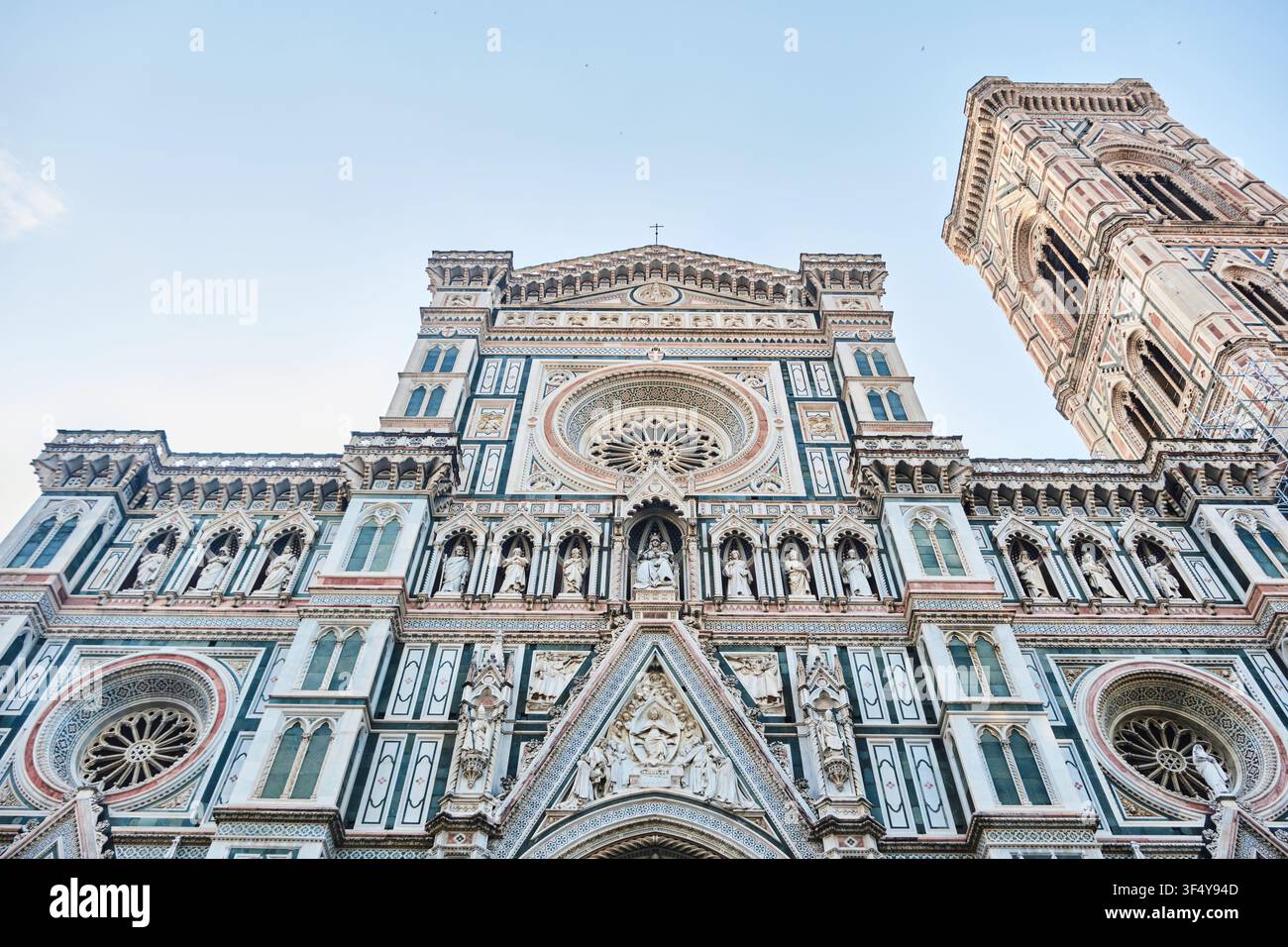 Florenz, Italien - Mai 2026: Verschlungene neogotische Marmorfassade der Santa Maria del Fiore Kathedrale und des Giotto-Kampanils. Stockfoto