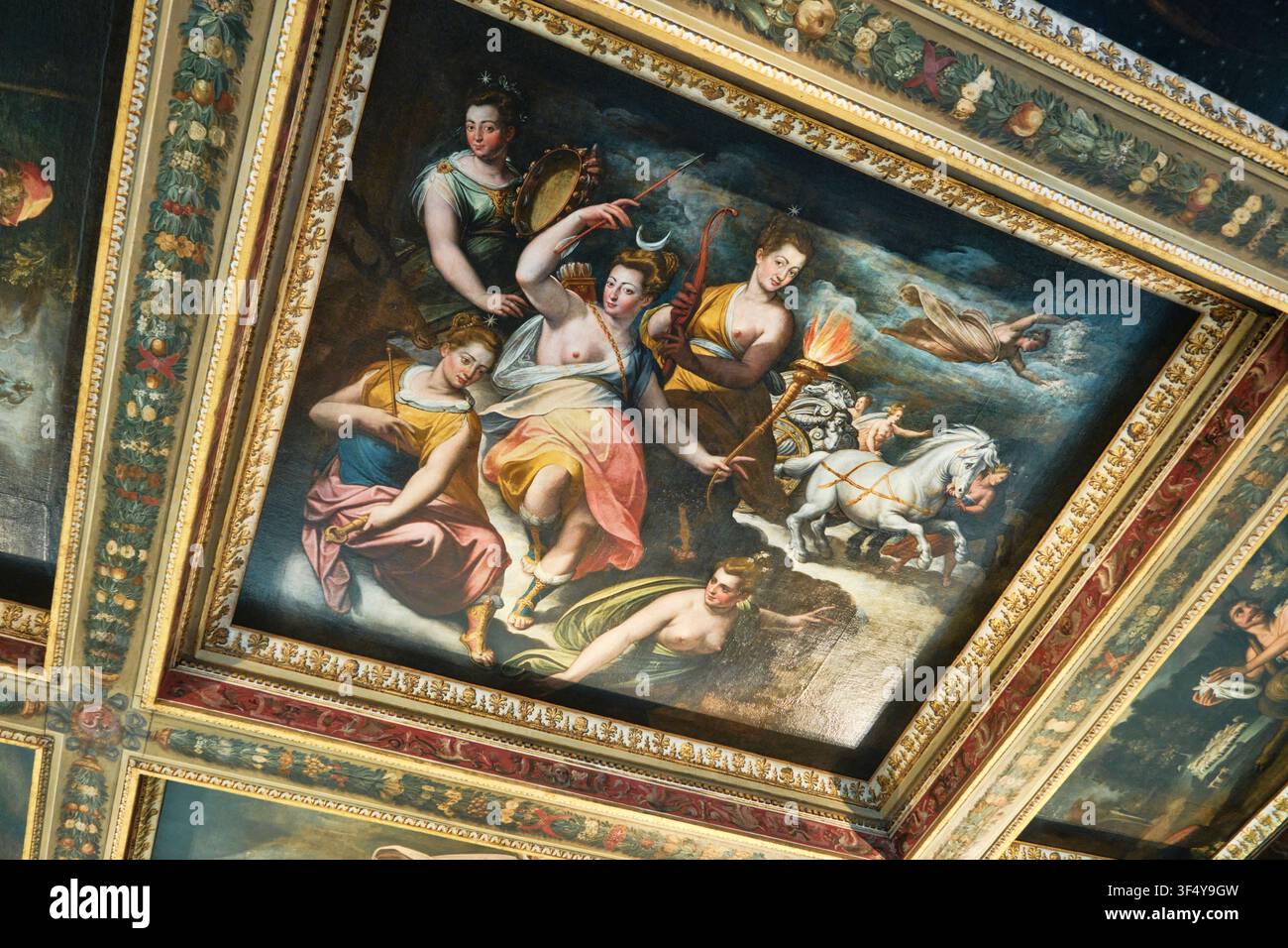 Florenz, Italien - Mai 2026: Verschnörkelte Deckenmalerei mit mythologischen Figuren in der Uffizigalerie Stockfoto