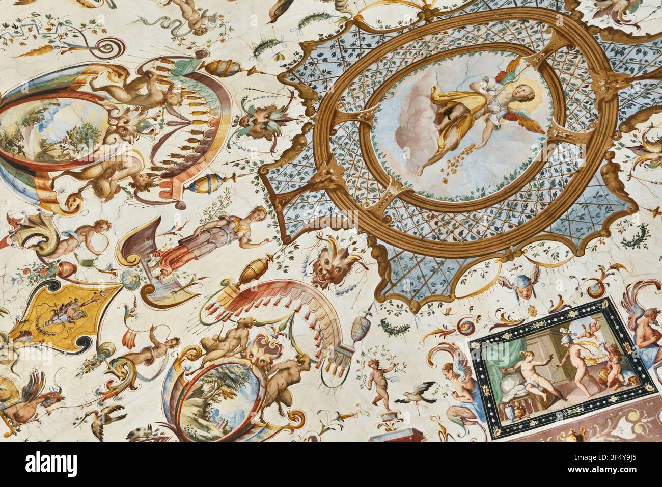 Florenz, Italien - Mai 2026: Verzierte groteske Deckenfresken und Gemälde in der Uffizigalerie Stockfoto