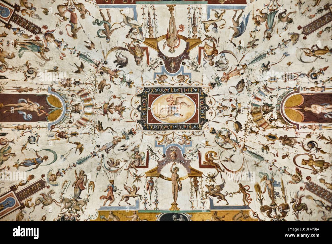 Florenz, Italien - Mai 2026: Verzierte groteske Deckenfresken und Gemälde in der Uffizigalerie Stockfoto