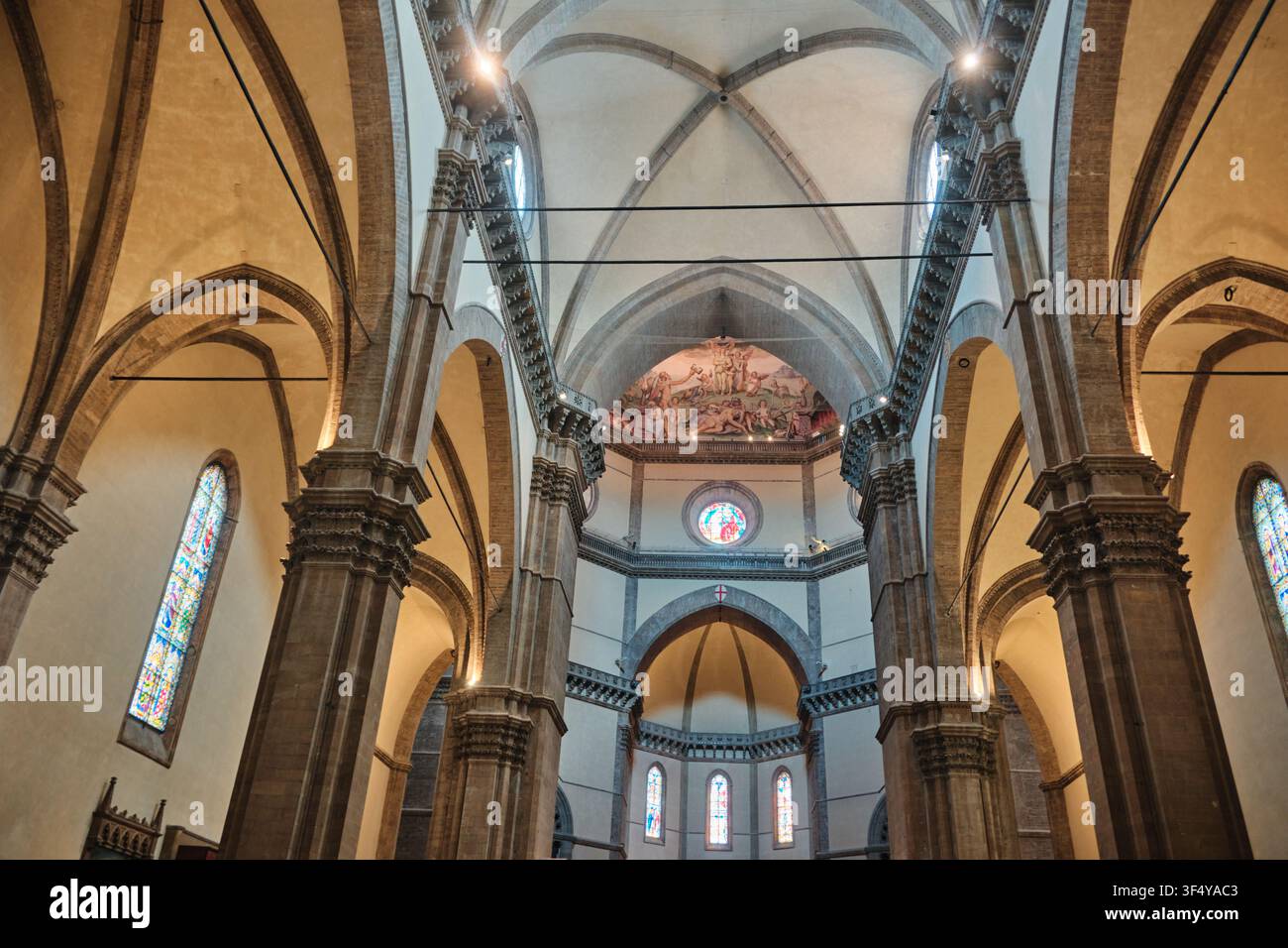 Florenz, Italien - Mai 2026: Gotische Innenarchitektur mit gewölbter Decke und Säulen im Dom von Florenz Stockfoto