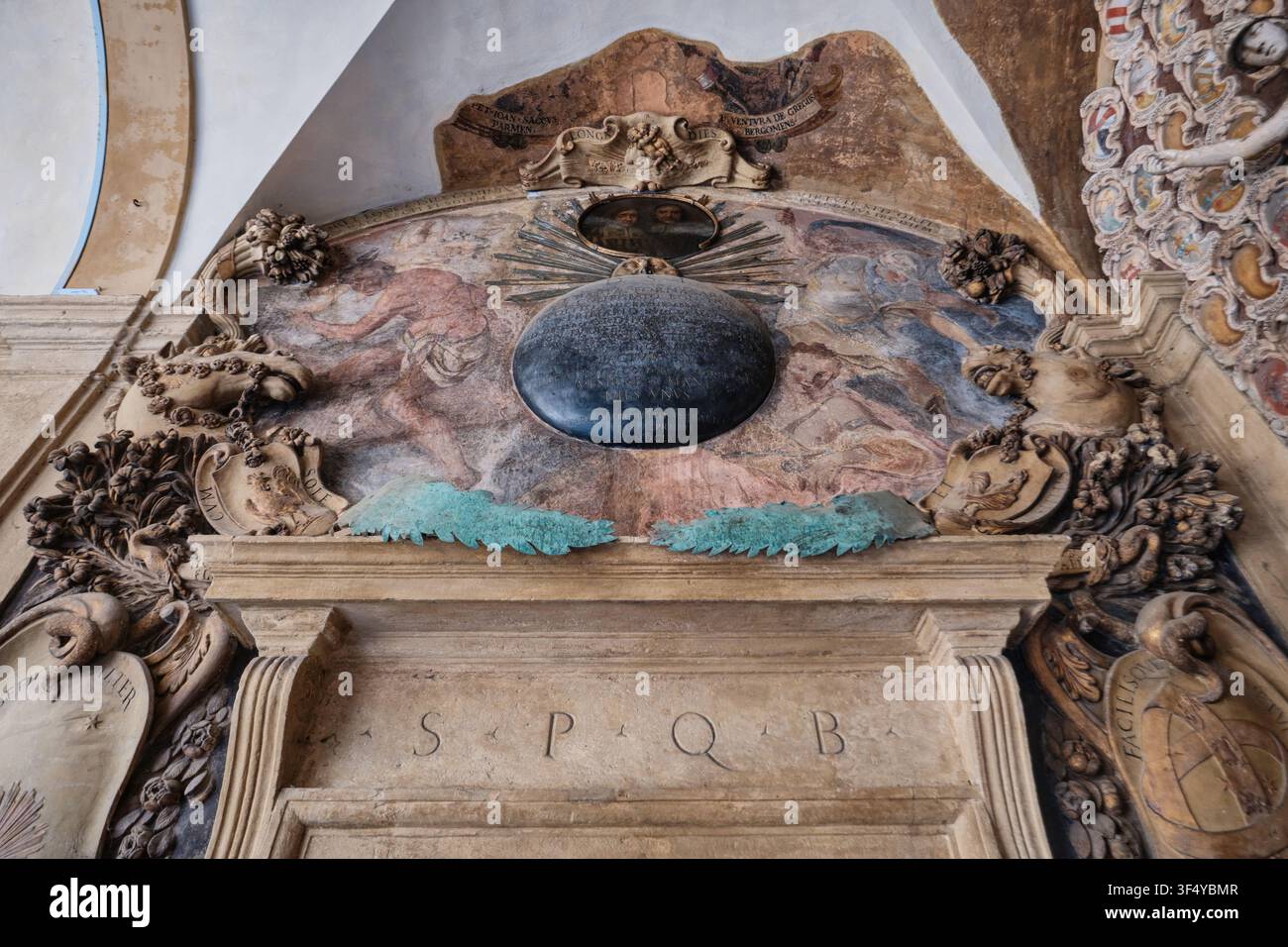 Bologna, Italien – Mai 2026: Verschnörkeltes Türgiebel mit SPQB-Inschrift und antiker Fresko im Palazzo Archiginnasio. Stockfoto