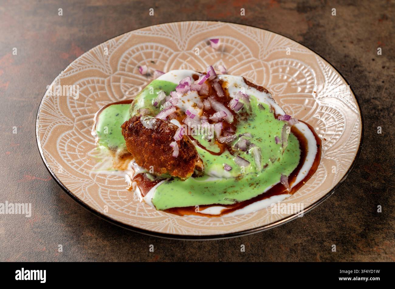 Authentische indische Paneer-Pakora aus weichem Paneer-Käse, der in Kichererbsenmehl-Teig gebadet, frittiert und mit Minz-Joghurt, Tamarinden-Sauce serviert wird Stockfoto